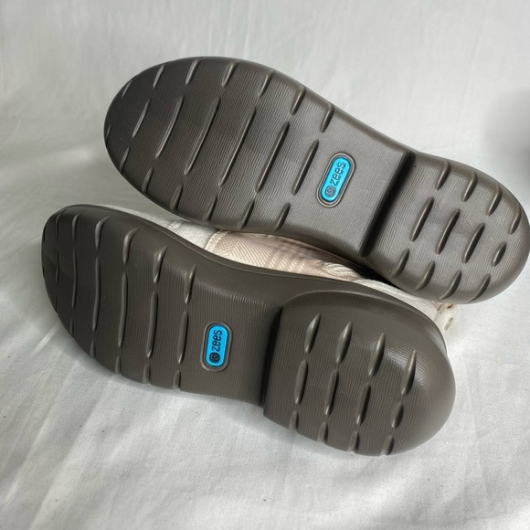 Bzees Womens Ankle Boots 7M Kick Back Taupe Cushioned Insole Arch Support New - Picture 10 of 10